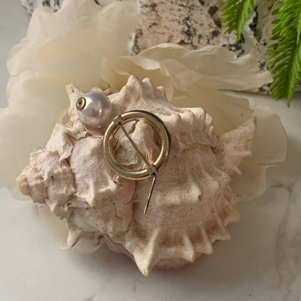 Vintage gold tone scarf brooch. - Picture 2 of 5